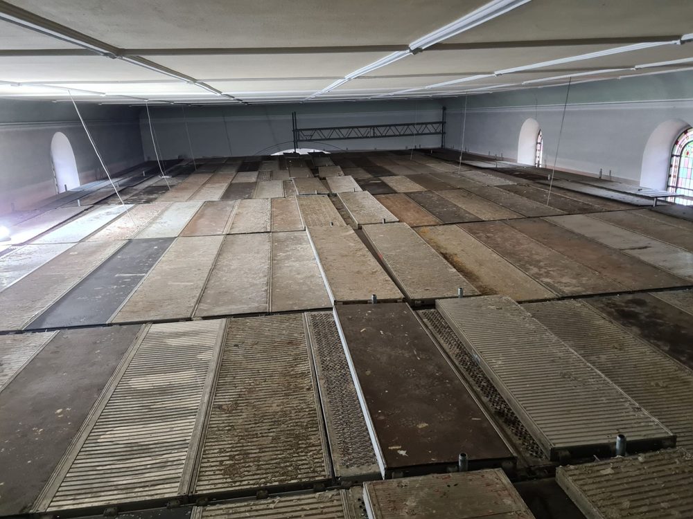 Vor den Arbeiten – Kirchenschiff leergeräumt, Bänke ausgebaut, Boden abgedeckt