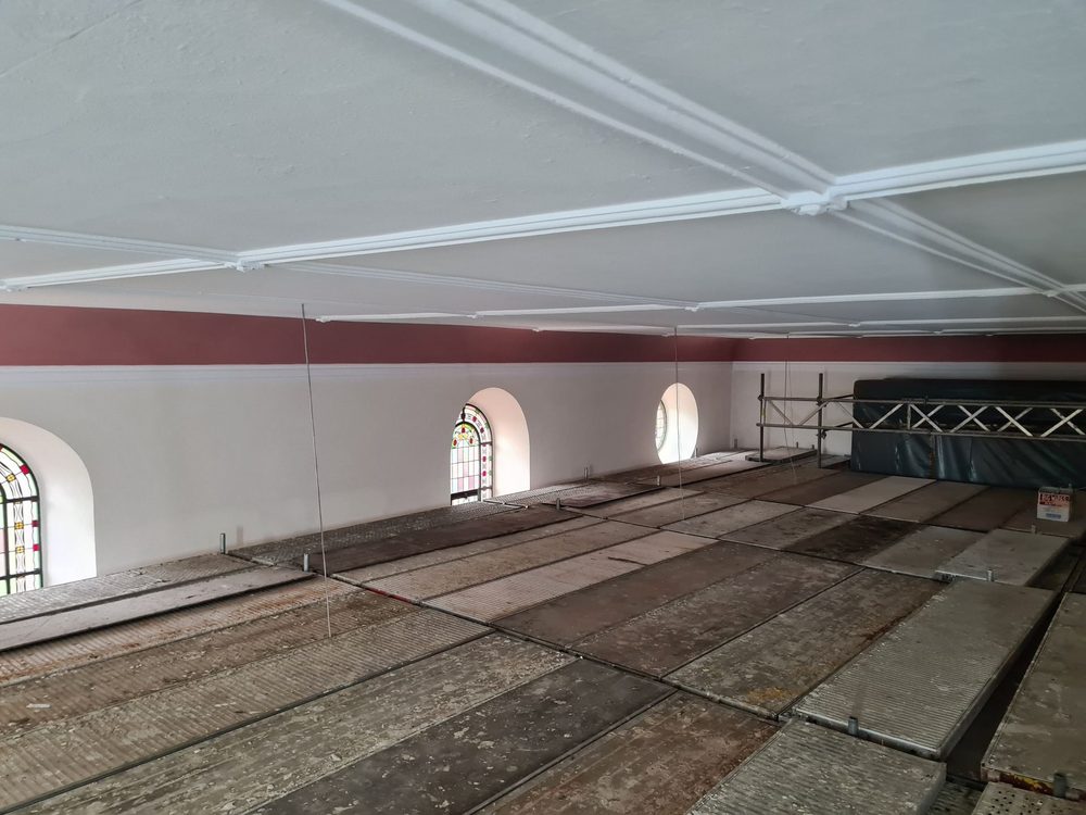 Wandflächen im Aufbau – Grundierung und erster Anstrich, Fries noch offen