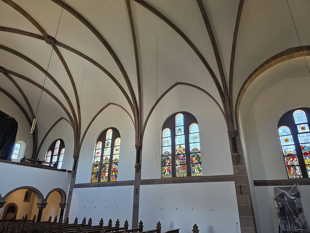 Kreuzgewölbe und Fensterwand – Helle Wand- und Gewölbeflächen, Sandsteinbögen und Buntglasfenster