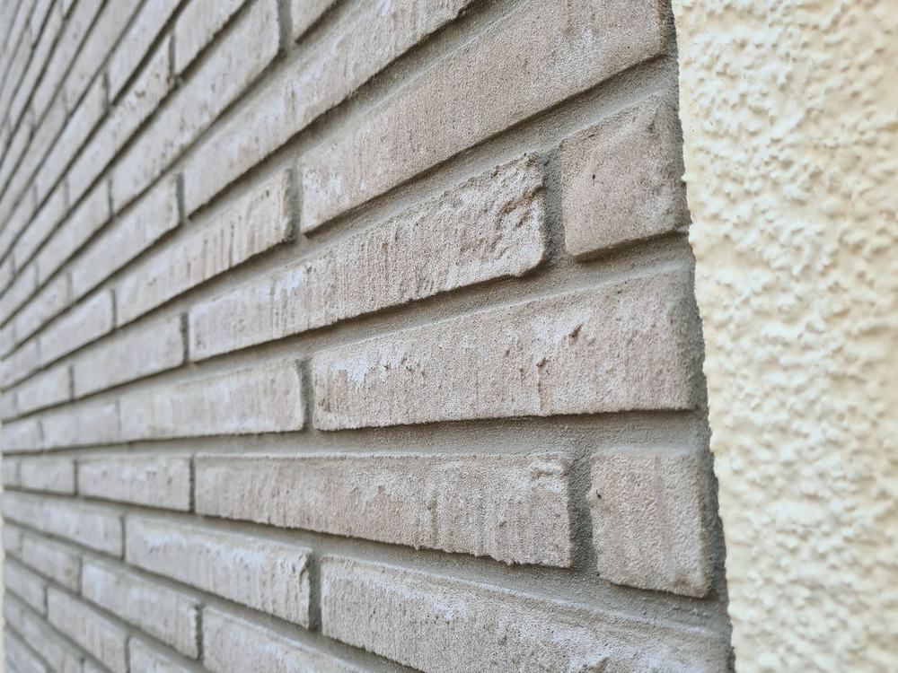 Steinverblender im Detail – Fugenbild und Anschluss an die verputzte Fläche