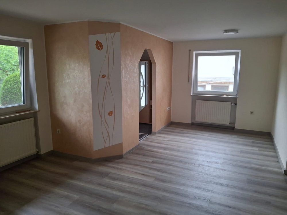 Wohnung in Pirmasens – Wandgestaltung mit aufgemaltem Rankenmotiv
