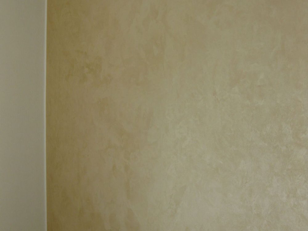 Spachteltechnik in Kleinsteinhausen – Art Velluto in Goldbeige, fugenlos über die ganze Wand
