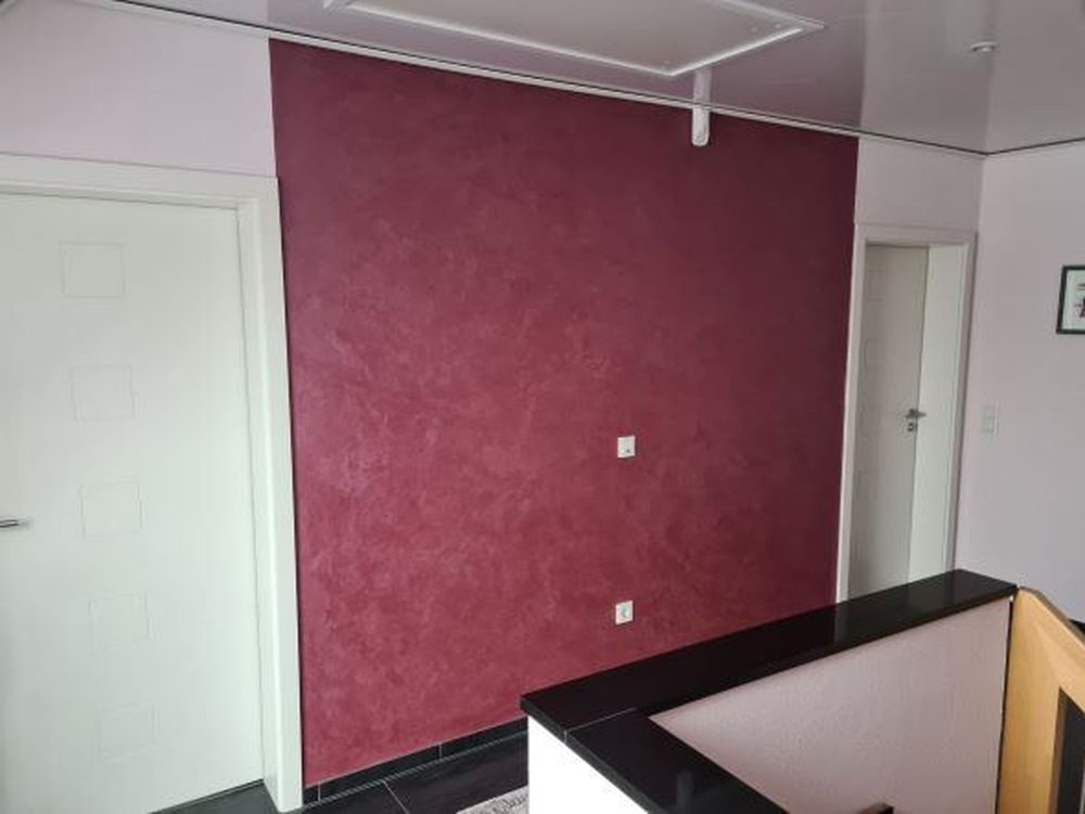 Effektwand im Treppenhaus – Art Velluto in Weinrot, angrenzende Flächen glatt gestrichen