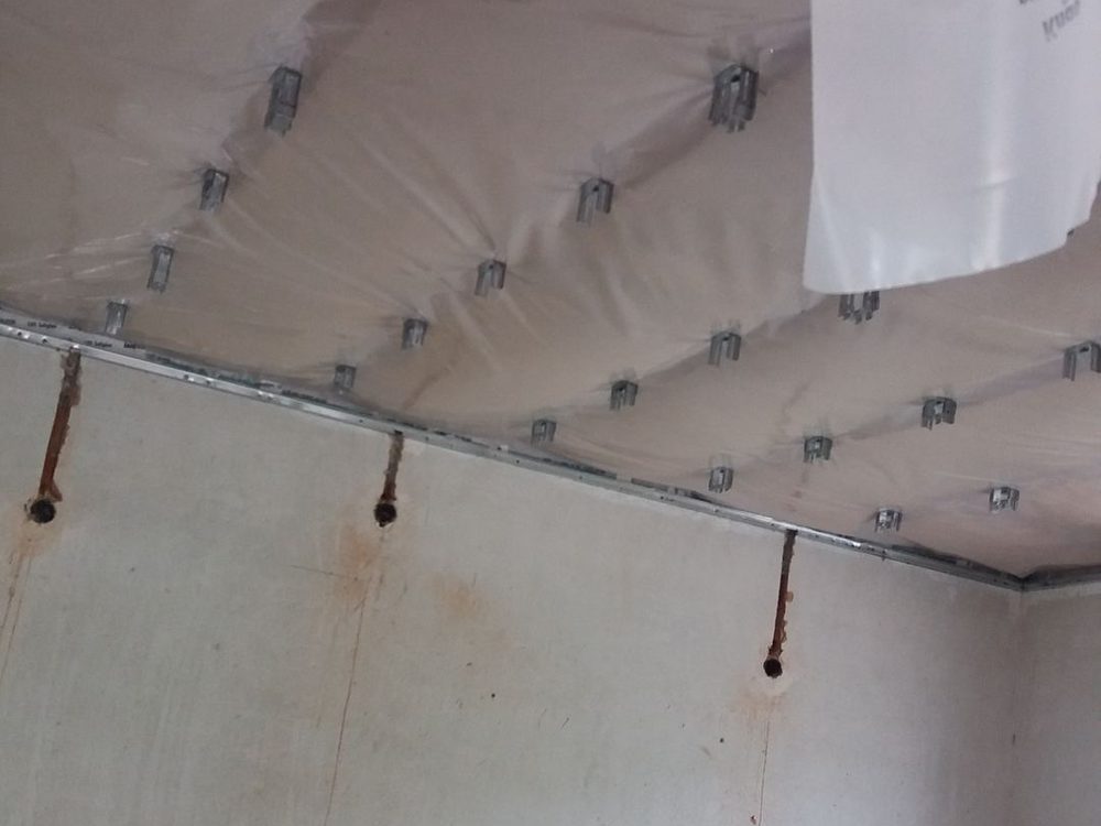 Deckenunterkonstruktion – Metallprofile und Dampfsperre vor dem Beplanken