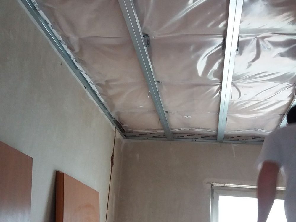 Trockenbau im Wohnraum – Unterkonstruktion an Decke und Anschluss zum Fenster