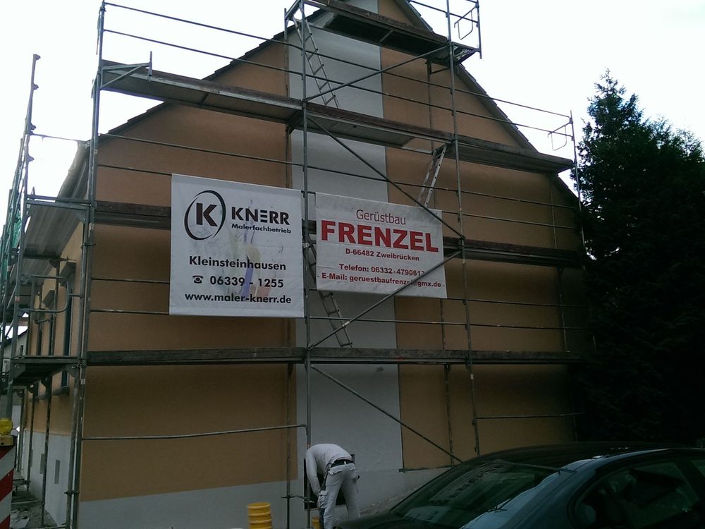 Giebel im Gerüst, Stambach – Fassadensanierung mit eigenem Gerüst