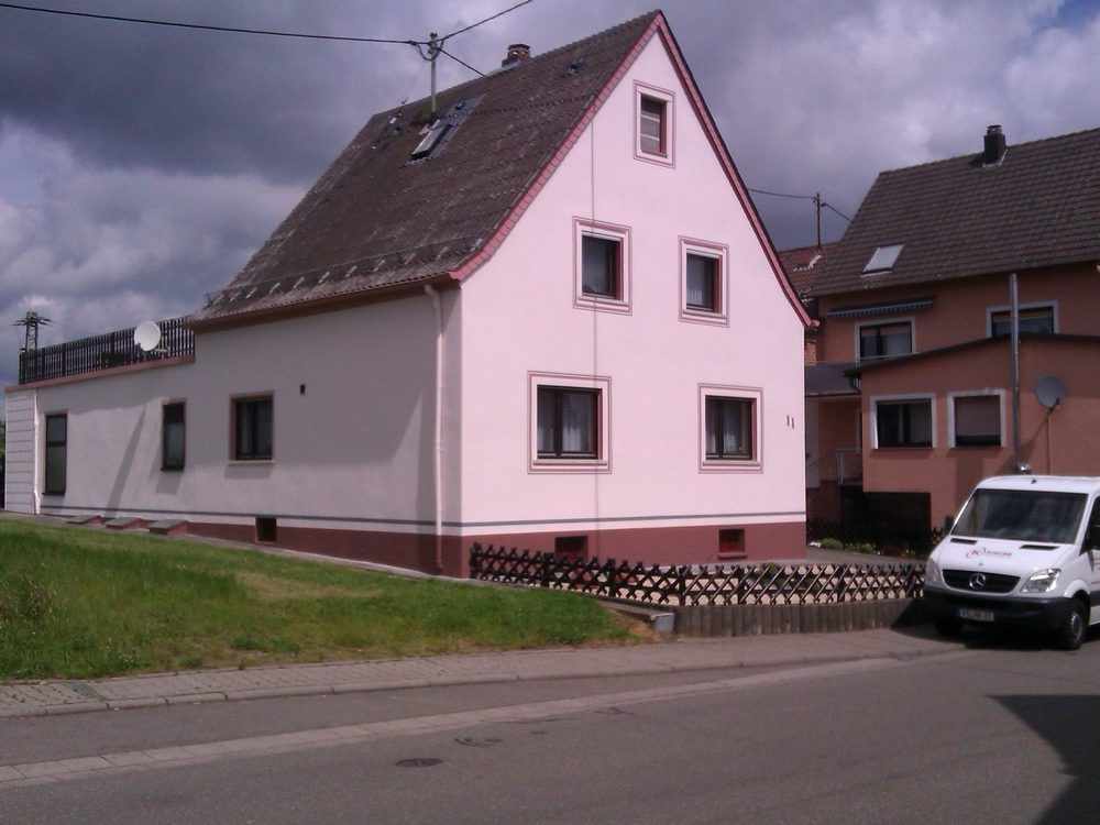 Wohnhaus in Zweibrücken – Fassadenanstrich in Altrosa, Sockel und Fensterfaschen abgesetzt
