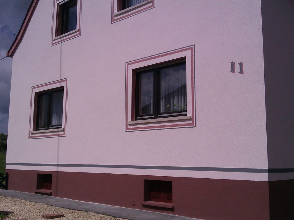 Dasselbe Haus im Detail – Faschen und Gesimsband in einem dunkleren Ton abgesetzt