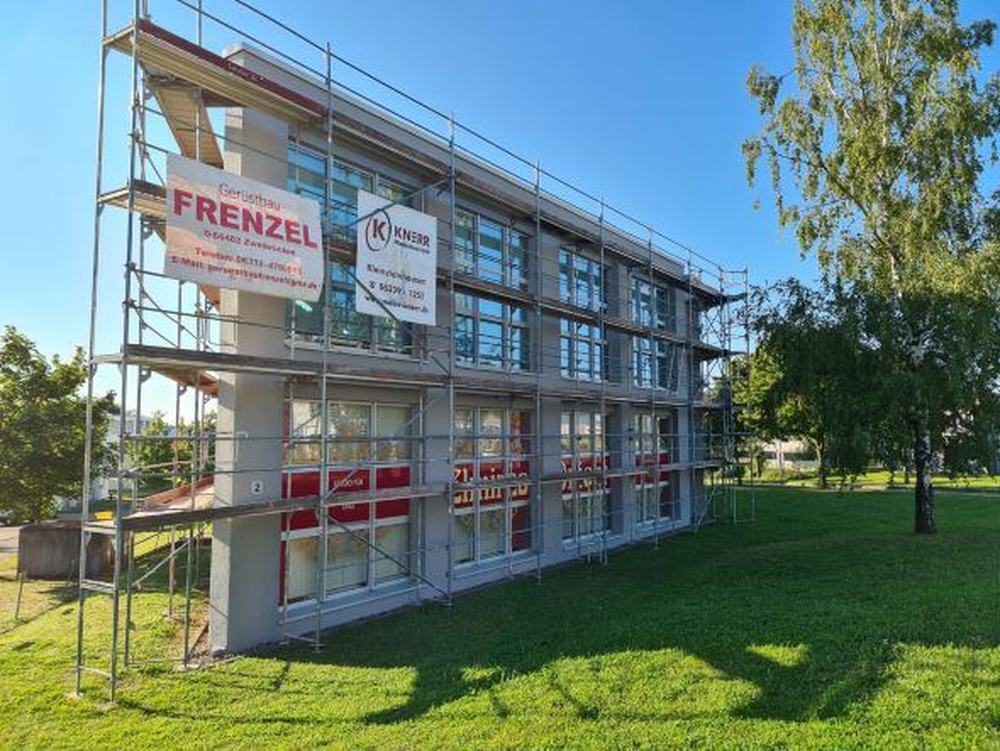 Mehrgeschossiges Gebäude im Gerüst – Fassadensanierung, Gerüst über die gesamte Front
