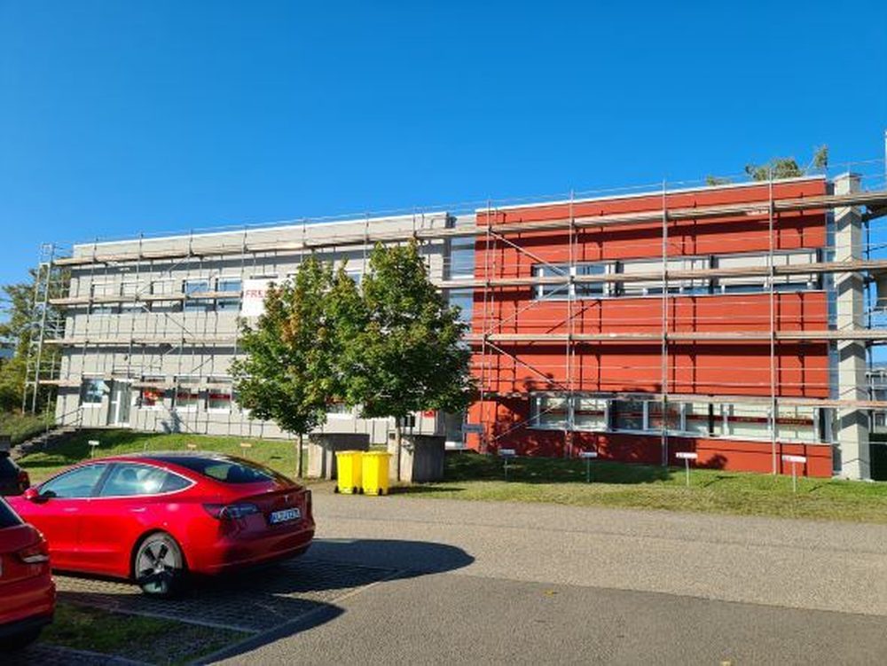 Dasselbe Gebäude von der Stirnseite – Farbige Akzentfläche an der Giebelwand